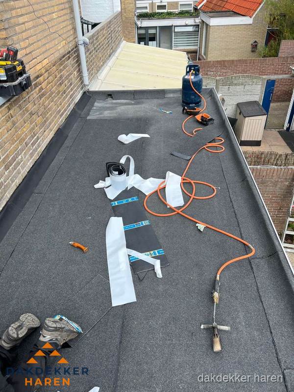 Dakdekkers bezig met bitumen dakbedekking in Haren Dakdekkers bezig met bitumen dakbedekking in Haren