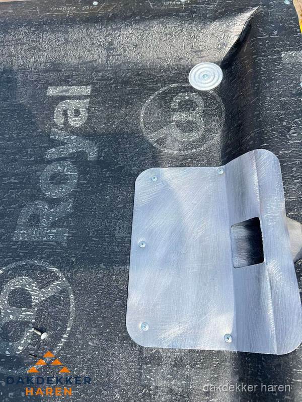 Dakdoorvoer met metalen afvoerplaat op bitumen dak in Haren Dakdoorvoer met metalen afvoerplaat op bitumen dak in Haren