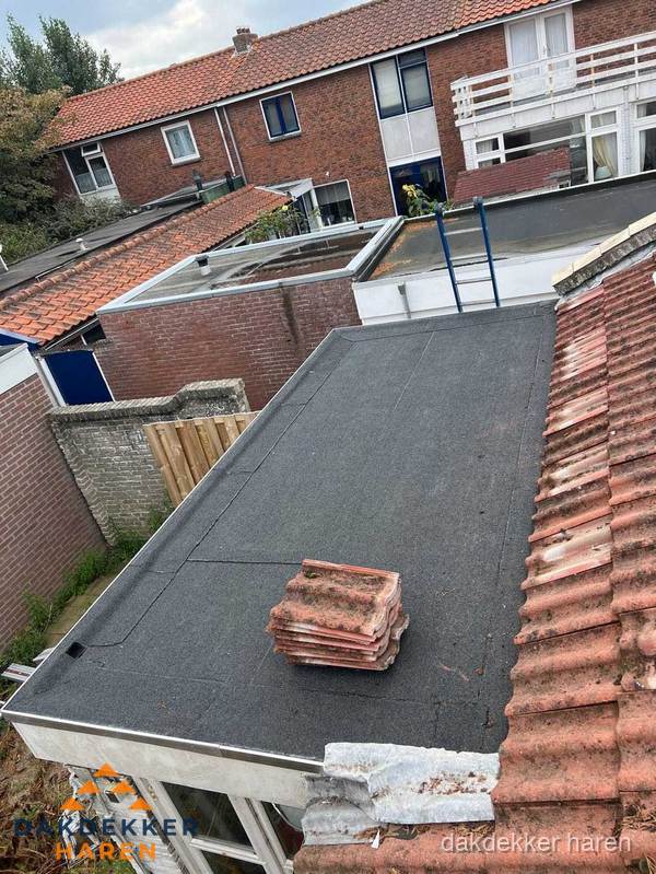 Plat dak aanbouw met bitumen naast schuin pannendak in Haren Plat dak aanbouw met bitumen naast schuin pannendak in Haren