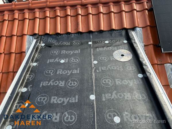 Nieuw dak met dakpannen en Royal onderlaag bij woning in Haren Nieuw dak met dakpannen en Royal onderlaag bij woning in Haren