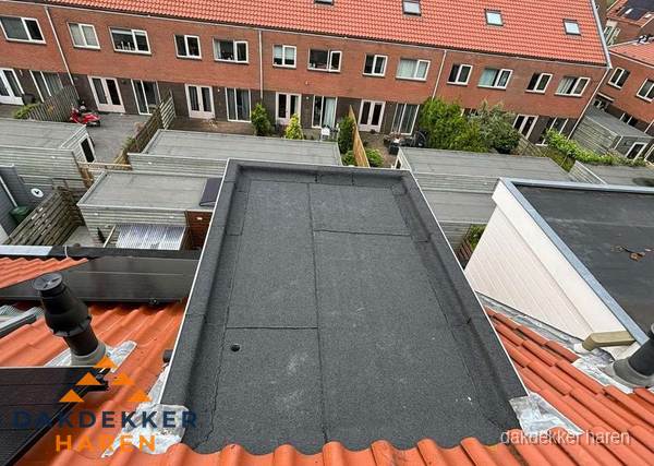 Plat dak met bitumen bedekking naast dakkapel in Haren Plat dak met bitumen bedekking naast dakkapel in Haren